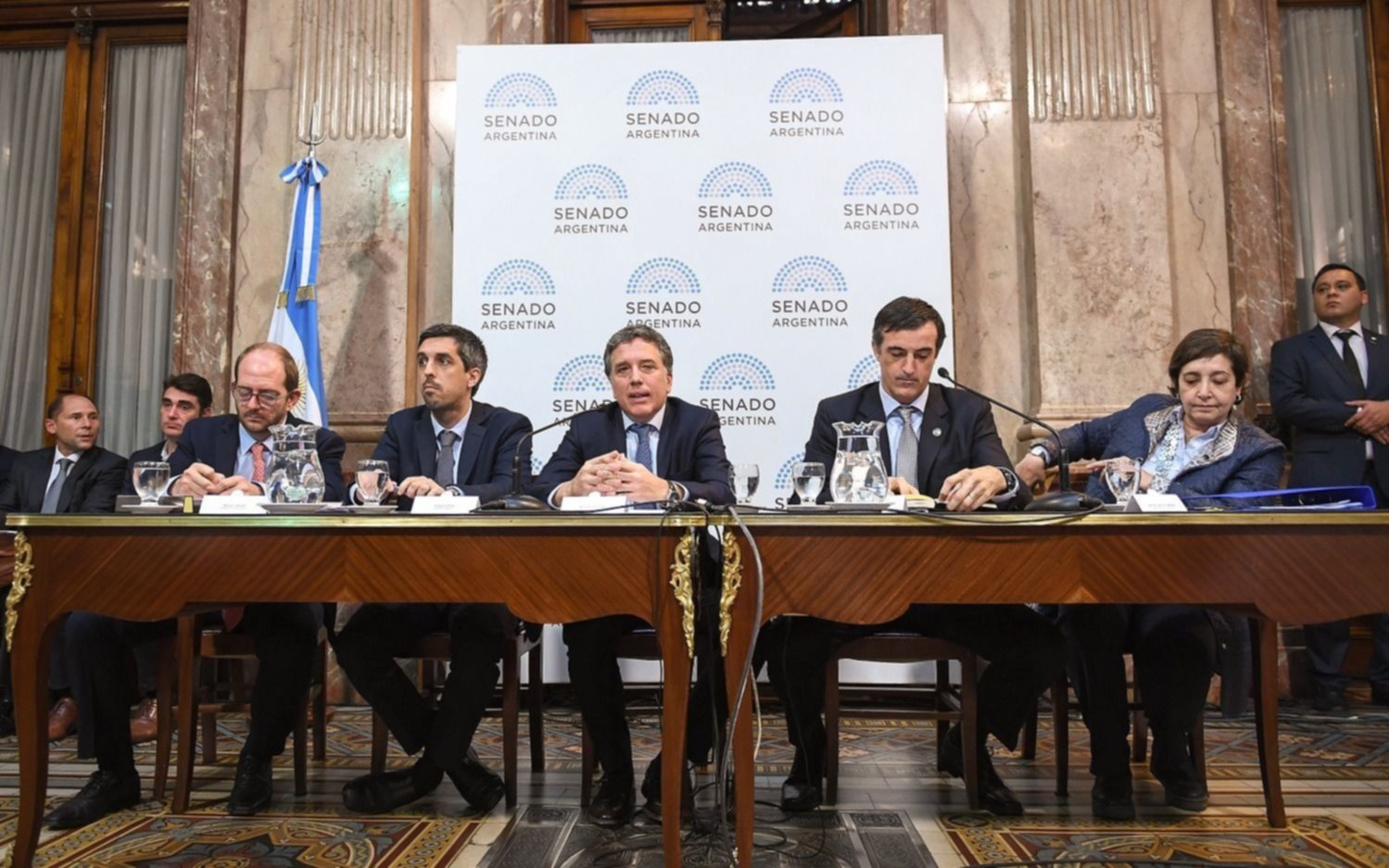 Dujovne admitió que caerá el PBI y dijo que sin ayuda del FMI sería peor