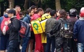 “Glovers” en jaque: le apuntaron al pecho y se llevaron la moto de otro repartidor