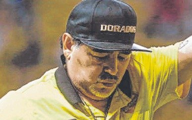 Diego vuelve: El Diez vuela a Argentina para bautizar a su nieto y el clan Maradona estalla 