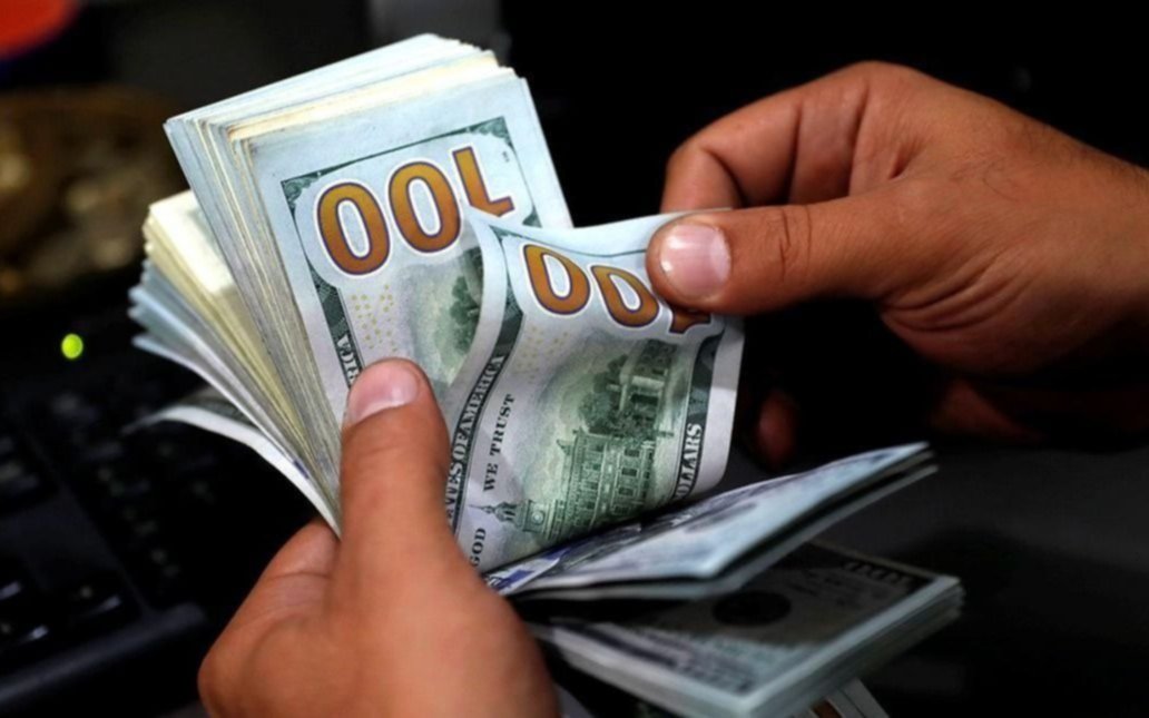 El dólar subió por primera vez en el año y se despegó del piso de la banda flotante