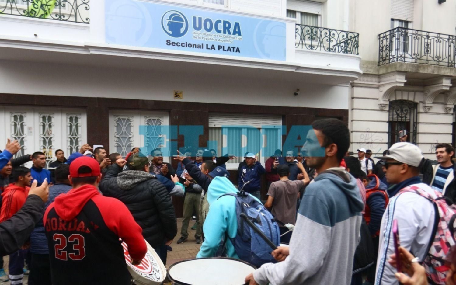 Vecinos de la Uocra juntan firmas para ir a la Justicia, hartos de la vida alterada