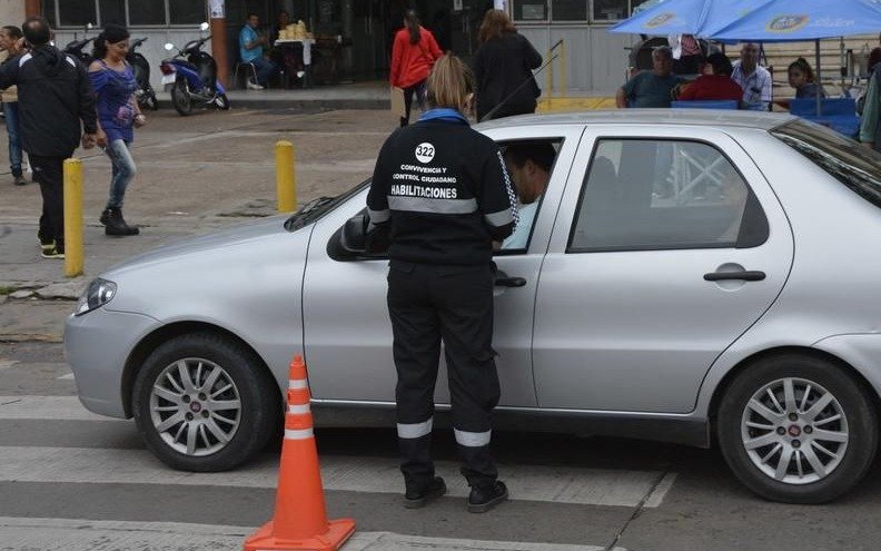 Secuestran taxis y remises en operativos callejeros