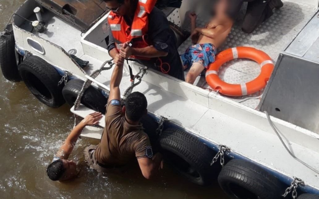 Dos prefectos salvaron a un joven que se cayó al río