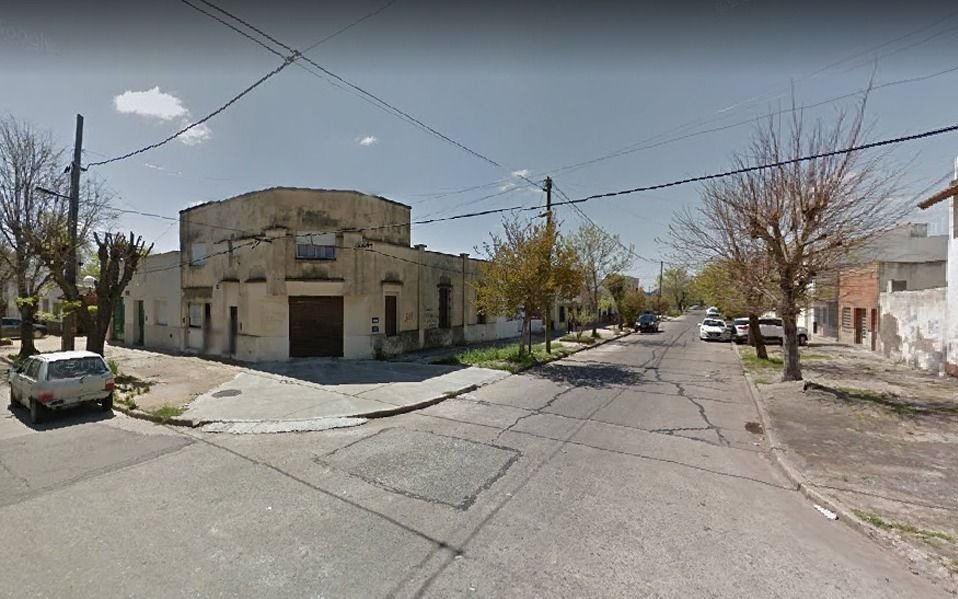 Lo golpearon en la puerta de su casa para sacarle el auto y plata