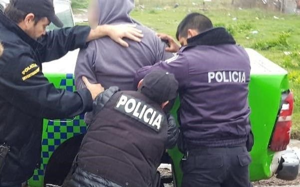 Lo detuvieron hace cinco días, salió, y ahora apuñaló a un hombre en un asalto