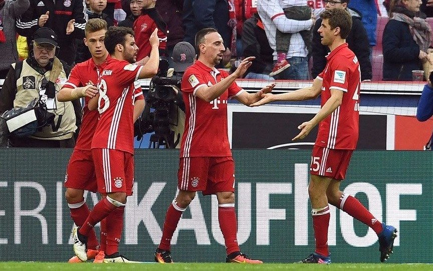 El Bayern aplastó al Wolfsburgo y no se baja de la punta en Alemania