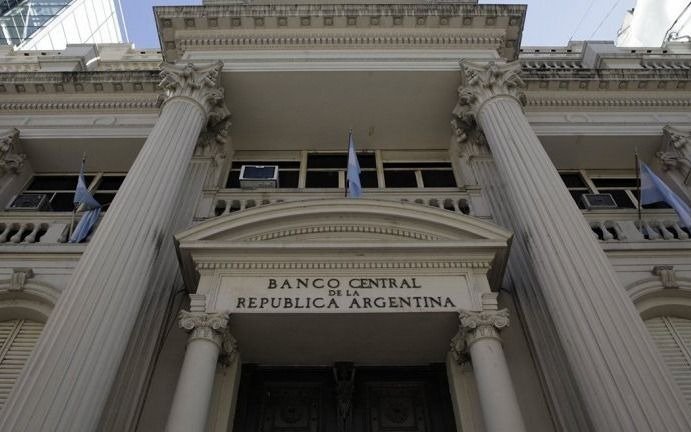 El Banco Central fijó la tasa mínima de abril y el dólar bajó a $43,86
