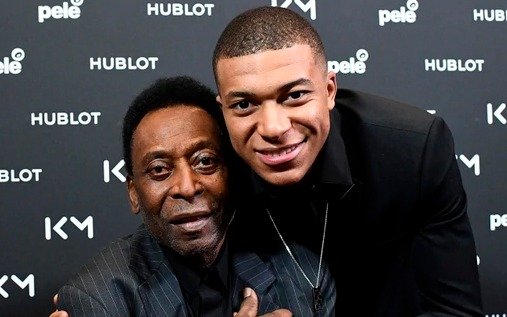 Internaron a Pelé en París por un cuadro febril
