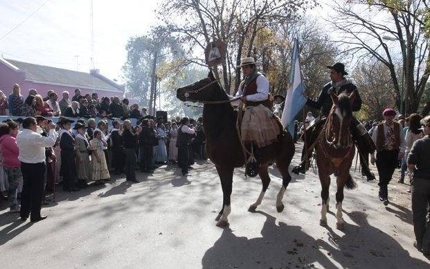 Villa Elvira festeja 111 años con desfile y mucha música