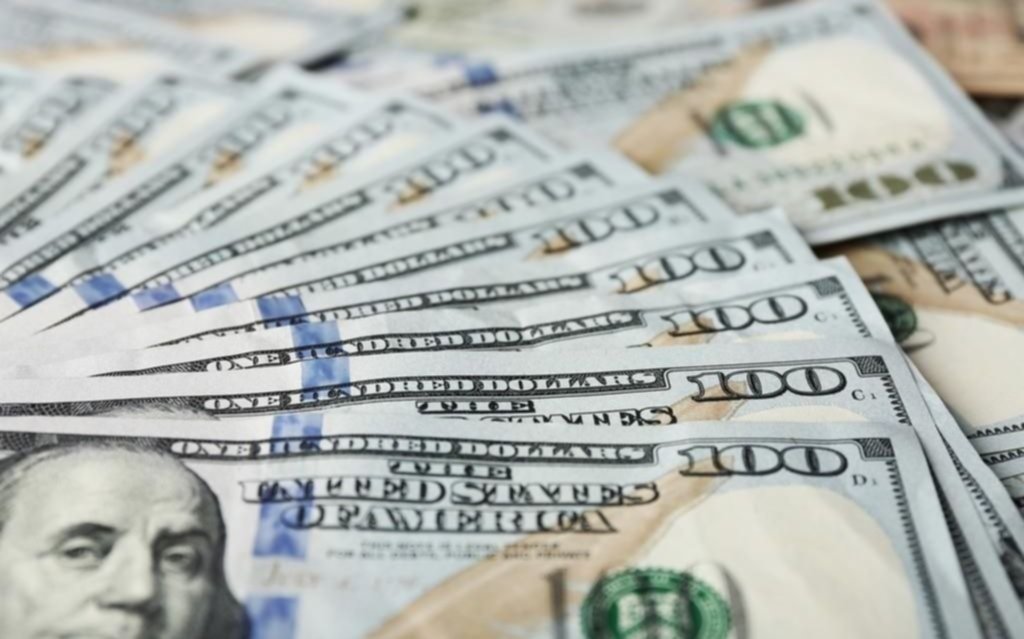 El dólar bajó a $42,65, en el debut de las ventas oficiales