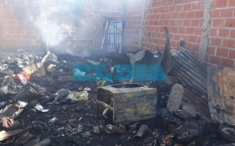 Una familia en la calle tras un incendio