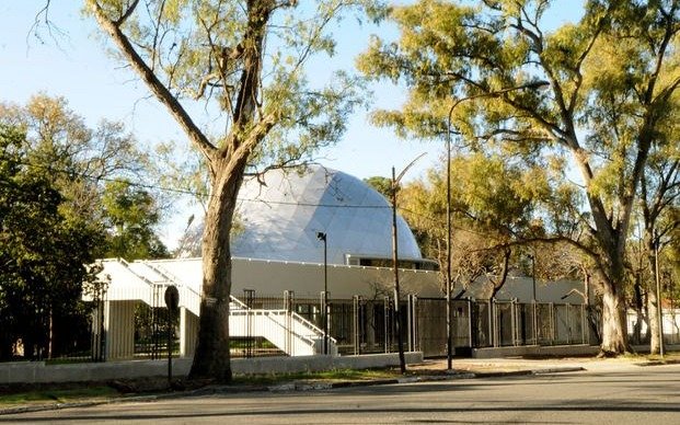 Una visita “lunar” en el Planetario de la Universidad