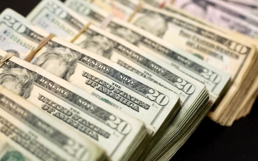 El dólar bajó 38 centavos y cerró en $46,04, en línea con un mercado global más calmo