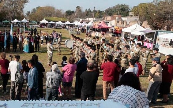 Con desfile, música y feria, Arana celebra con todo su aniversario