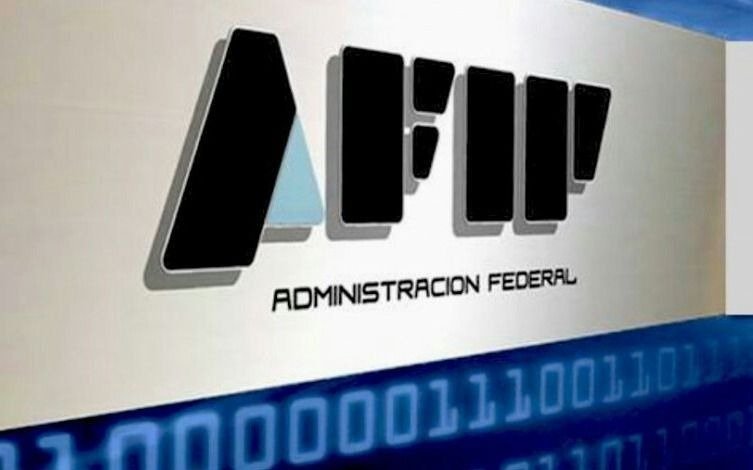 La AFIP quiere penalizar con un recargo al que pague “cash” la compra de un bien inmueble
