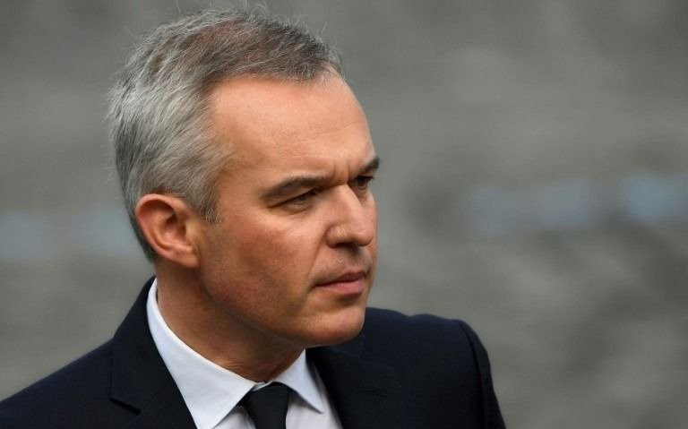 Renunció un ministro de Macron, acusado de malversar fondos públcos