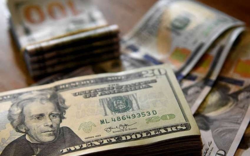 El dólar minorista cotizó en baja a $43,61, con la intervención del Central