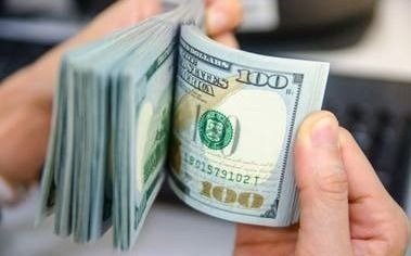 El dólar minorista cerró a $44,51 y en la semana subió otros 90 centavos