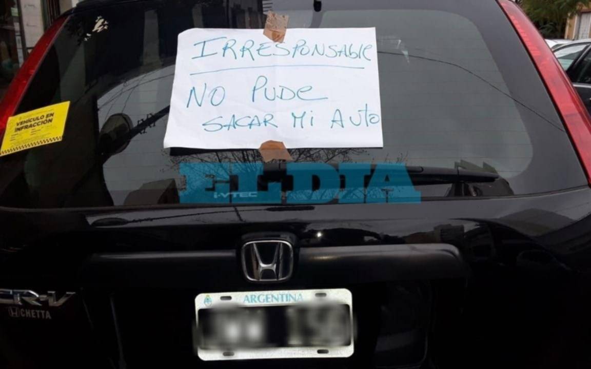 Le bloquearon el garaje de su casa y estalló de bronca