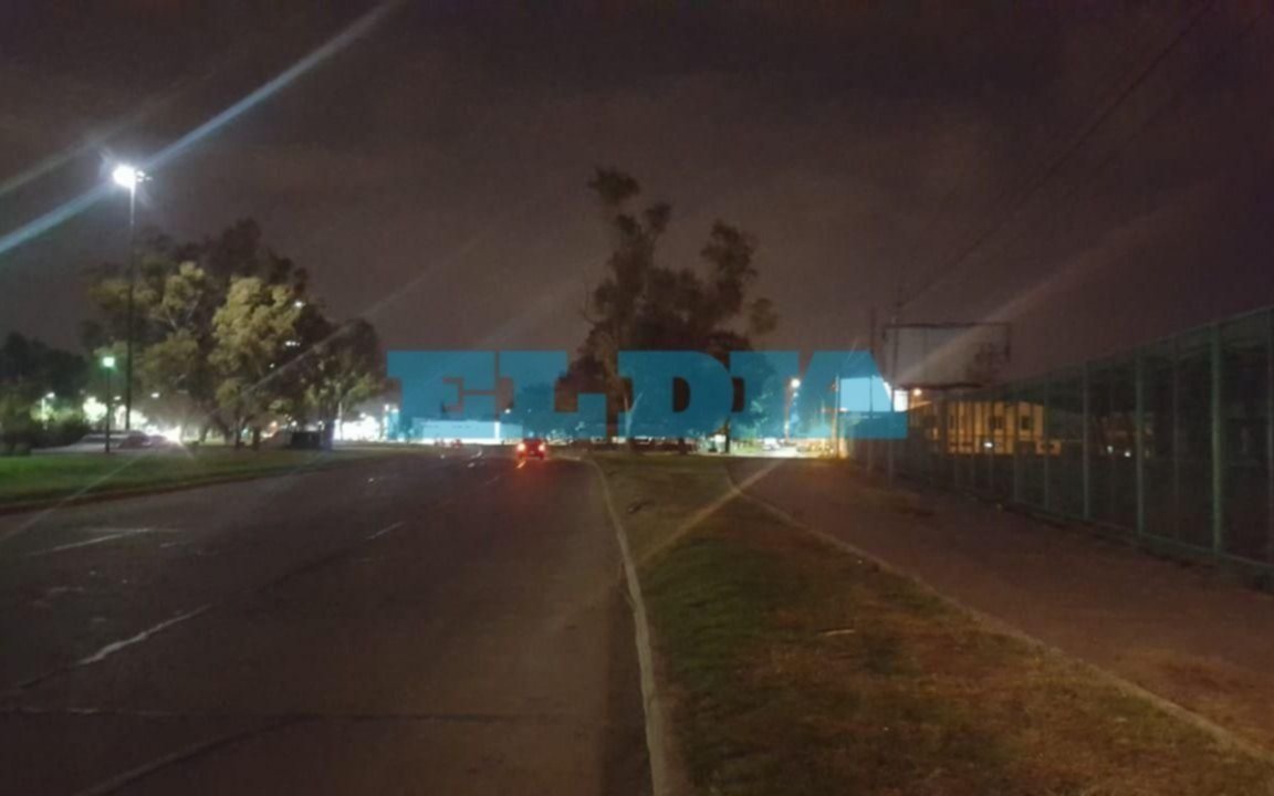 Vecinos del Estadio Unico reclaman por luminarias rotas en un vasto sector