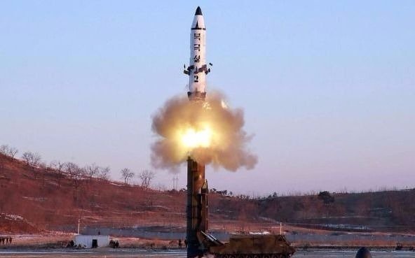 Corea del Norte disparó misiles, pero Trump confía en que no violará acuerdo