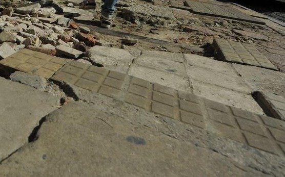 Una vereda destruida con un lago en la esquina céntrica de 44 y 3