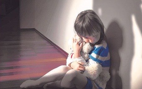 Una adolescente mató a su padre para defender a su hermanito