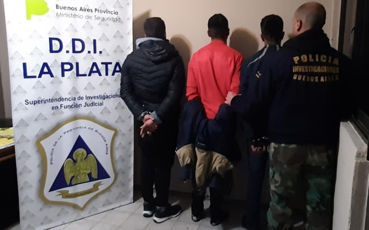 Robaron una camioneta y chocaron con una patrulla