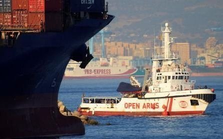 Madrid y Roma en un tenso cruce por un barco con 107 inmigrantes