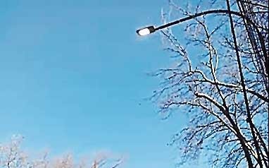 En torno a plaza Moreno nadie apaga las luces