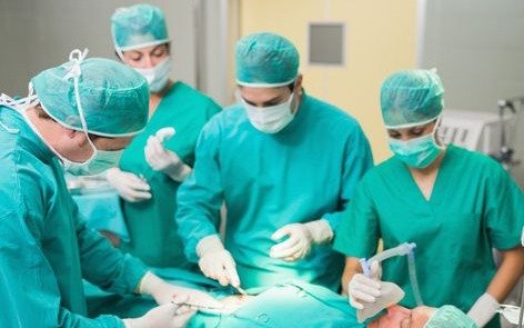 Cirugías suspendidas y servicios en riesgo: el impacto del dólar en la salud