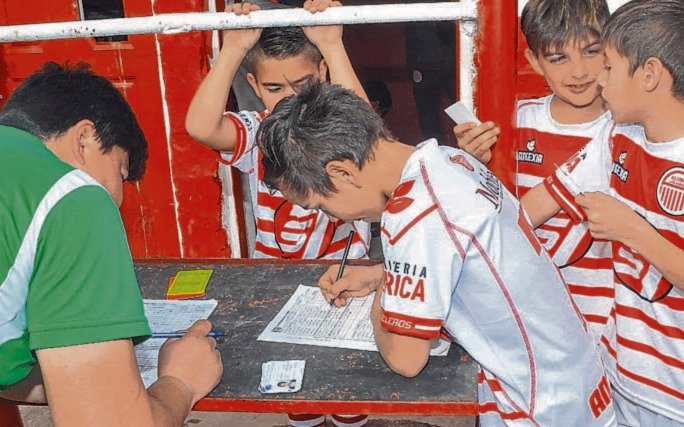 Alumni-Fomento, un clásico de barrio vibrante y emotivo
