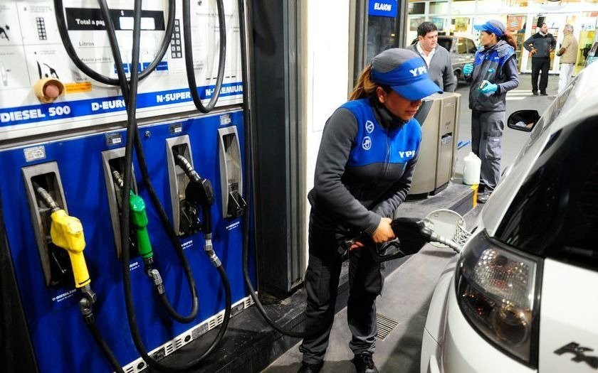 El Gobierno flexibiliza esta semana el congelamiento de precios de combustibles