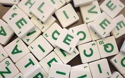 Scrabble: un encuentro para jugar a formar palabras, café de por medio