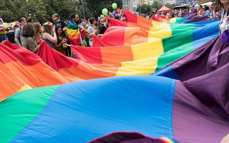 Un “besazo LGBTI antiodio” frente a la embajada de Brasil en Buenos Aires