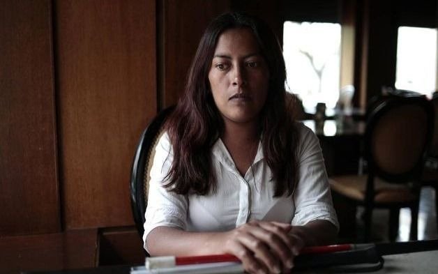 Dejó ciega a su ex mujer, lo liberaron con una tobillera y vivirá con su novia