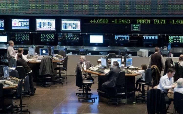 Se desplomaron las acciones y bonos; el dólar cerró estable