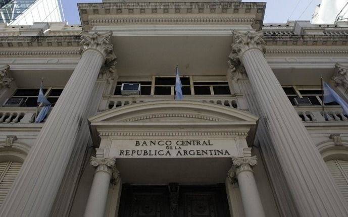 El Central dio a conocer la lista de personas que compraron más de U$S10 mil