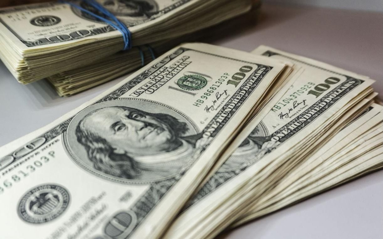 El dólar cerró en baja a $60,09 pero en la semana sumó otros 67 centavos