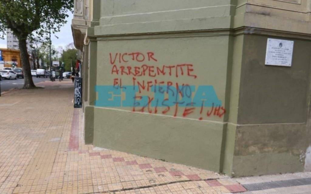 Con un tuit, el Arzobispo volvió a rechazar las pintadas vandálicas