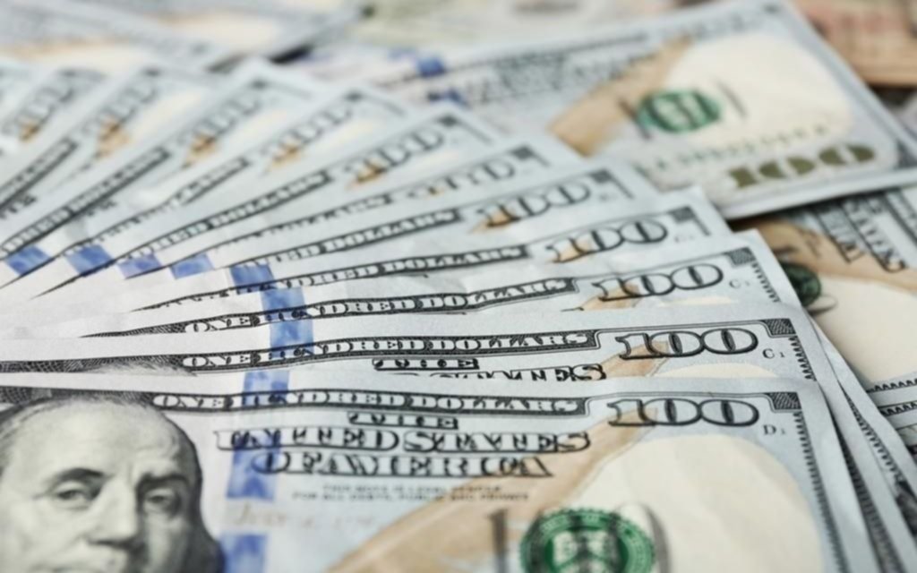 El dólar minorista cerró a $60,29 y cayó el riesgo país