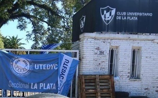Protesta por despidos en el club Universitario