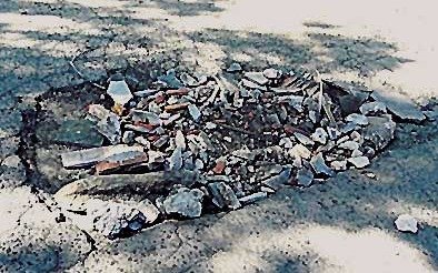 Vecinos rellenan los pozos con escombro en Los Hornos