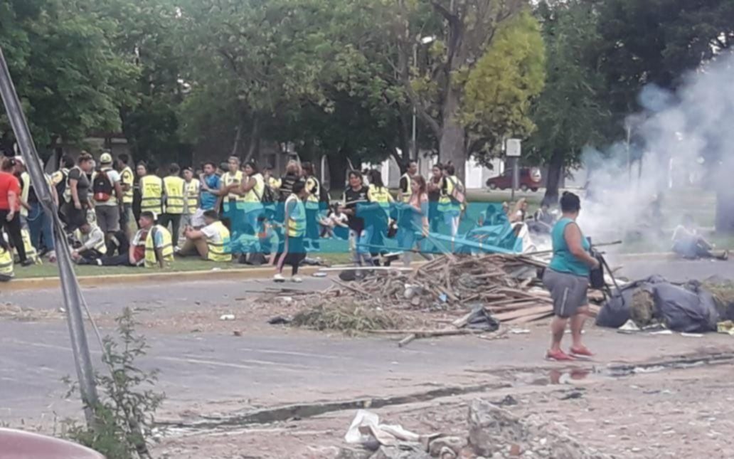 Cooperativistas cortaron calles en reclamo por baja de contratos