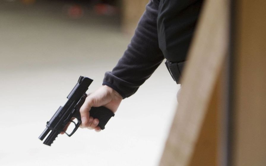 Le disparó, lo llevó al hospital y quedó preso