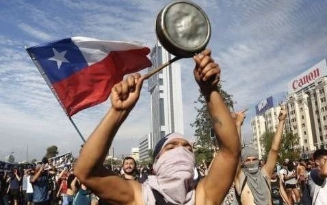 Marcha de la “indignación” en Chile, pese a las amenazas de los militares