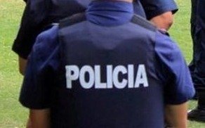 Se entregó un policía buscado por un robo en una casa
