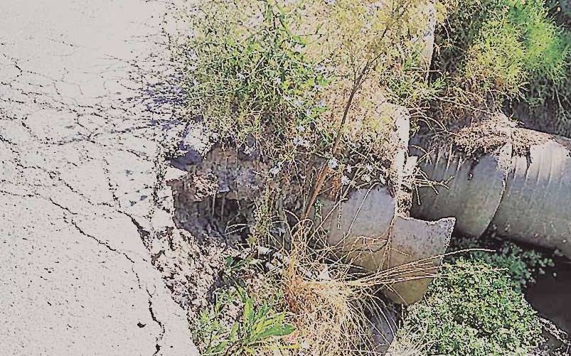Peligro en San Carlos por asfalto roto al borde de un arroyo