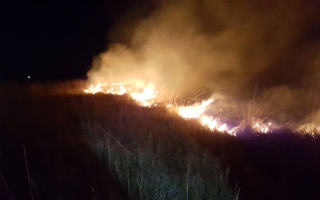 El fuego en pastizales por el calor obliga a ponerse en guardia