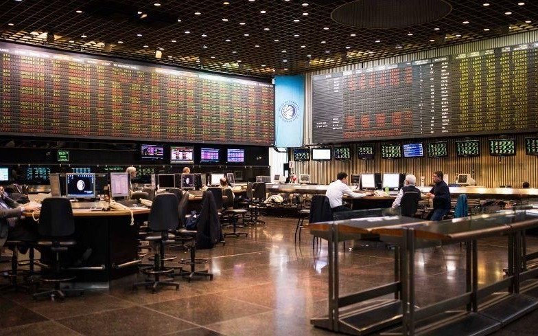 El blue reaccionó y se disparó un 2,3%; repunta la Bolsa y baja el riesgo país